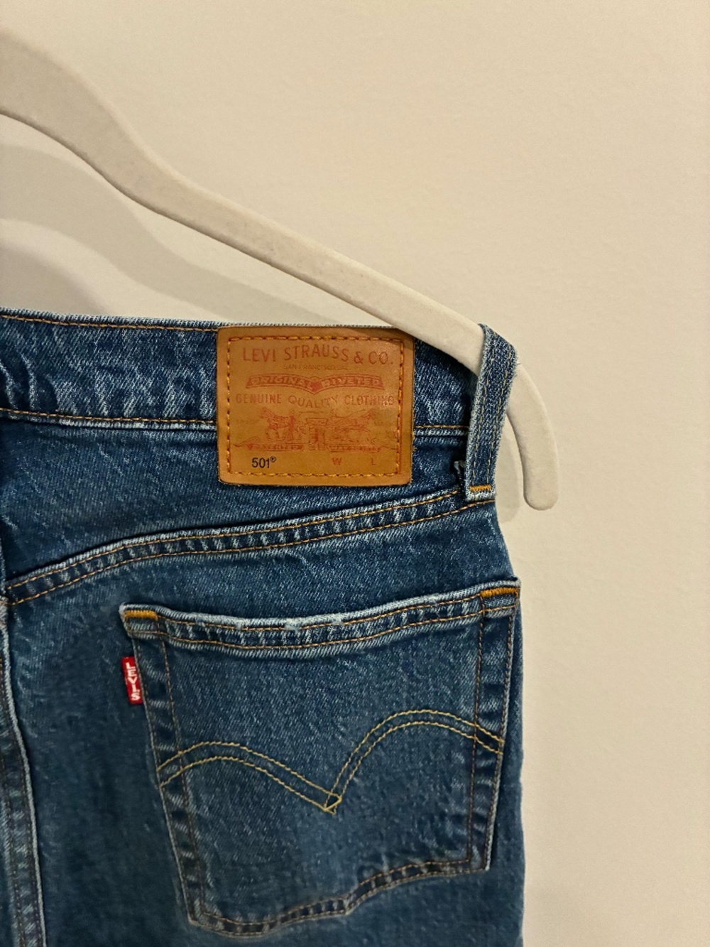 Dark Wash, Frayed-Hem, Cropped, Straight-Leg Levis